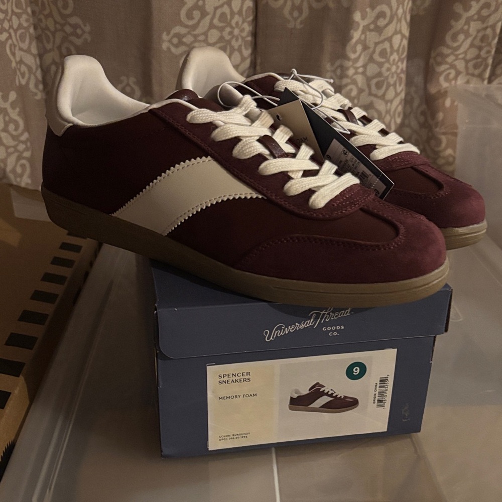Universal Thread Men's Maroon and White Sneakers